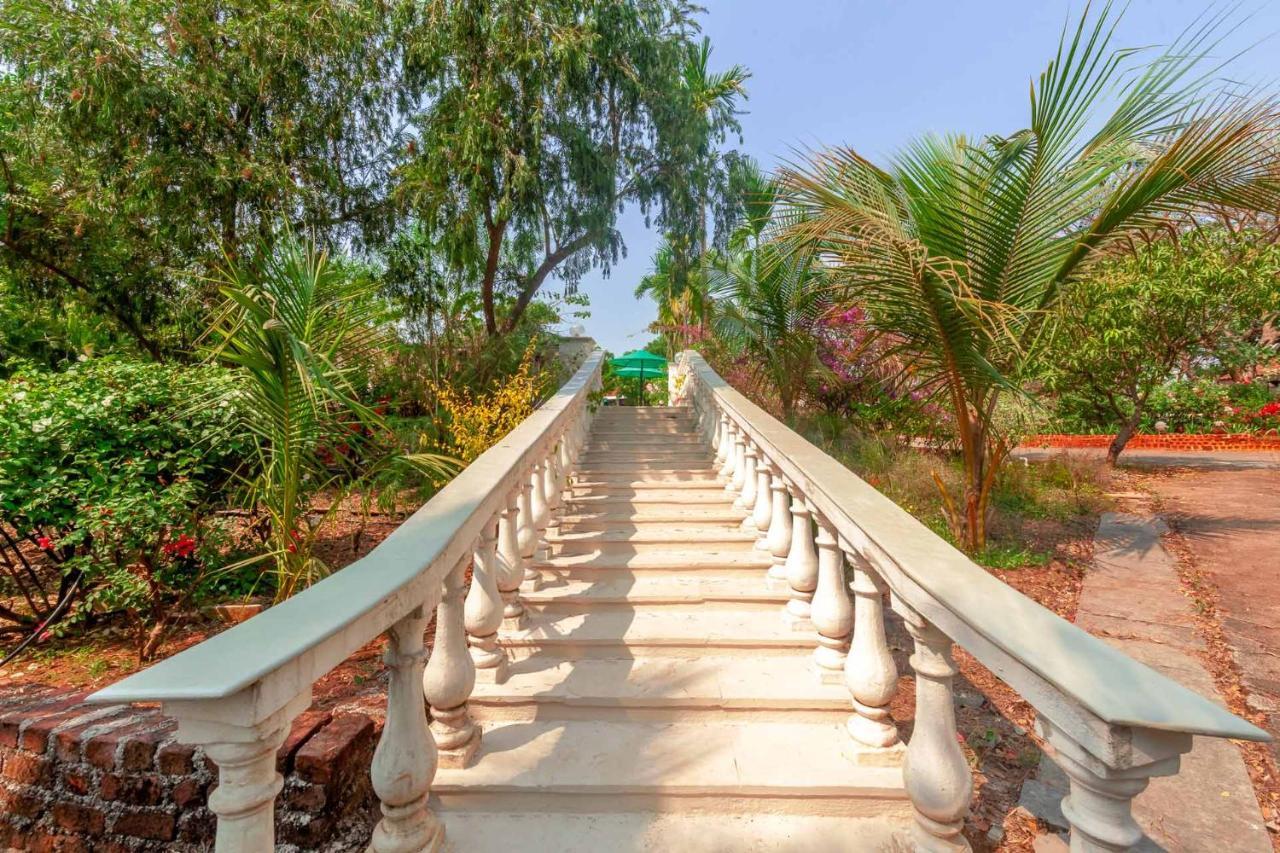 Stayvista's Casa Palmera: Pet-Friendly Villa with Pool and Games Alibag Exterior photo