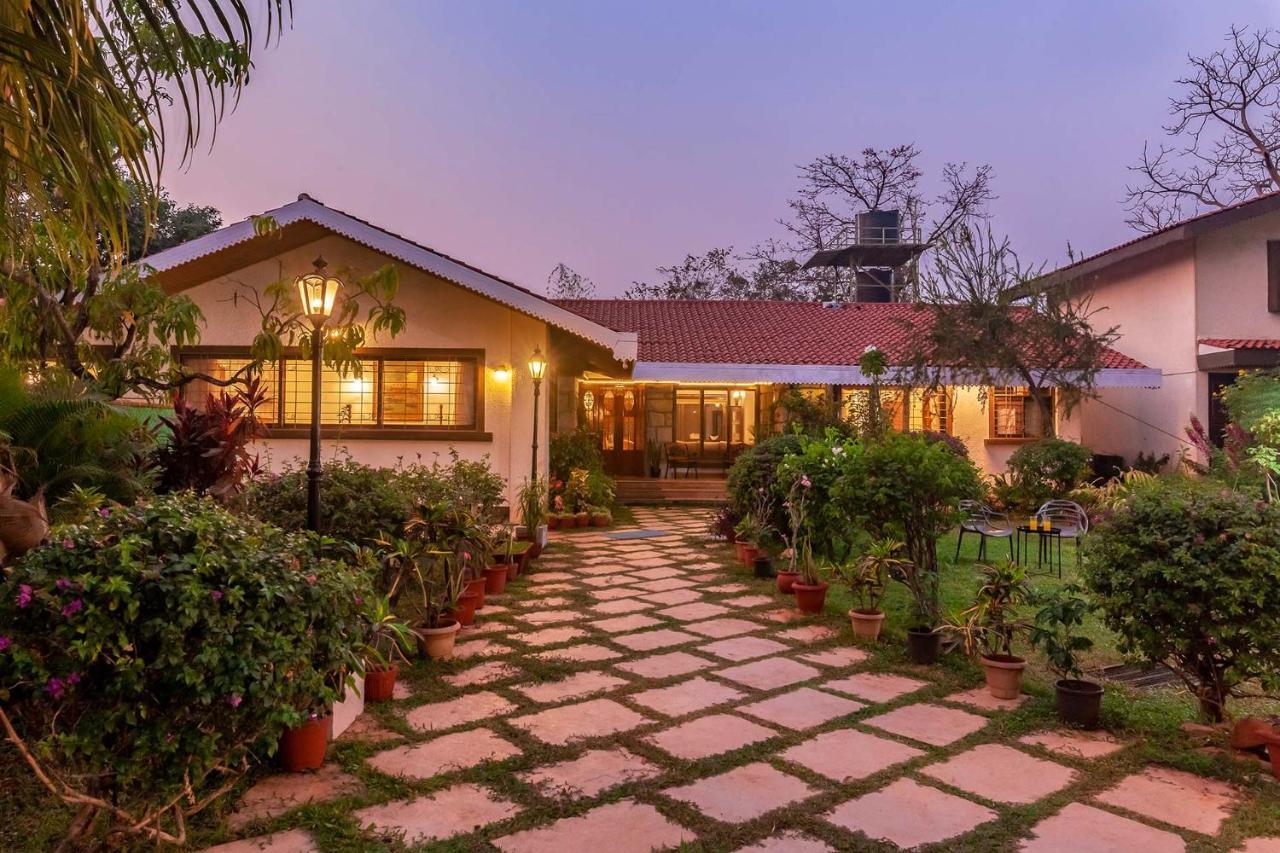 Stayvista's Casa Palmera: Pet-Friendly Villa with Pool and Games Alibag Exterior photo